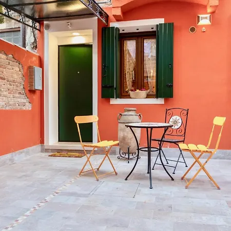Apartment Downtown With Private Garden *