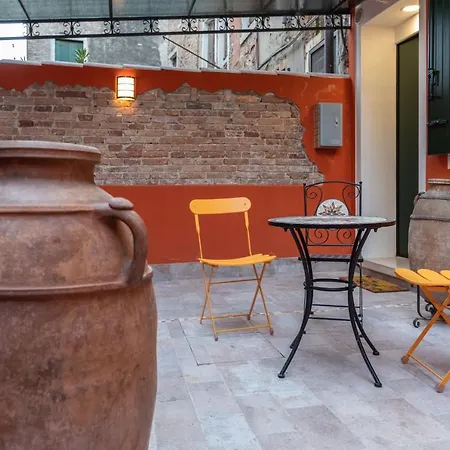 Downtown With Private Garden Apartment
