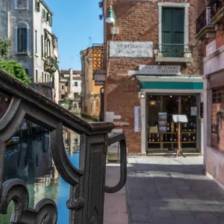 Downtown With Private Garden Apartment *