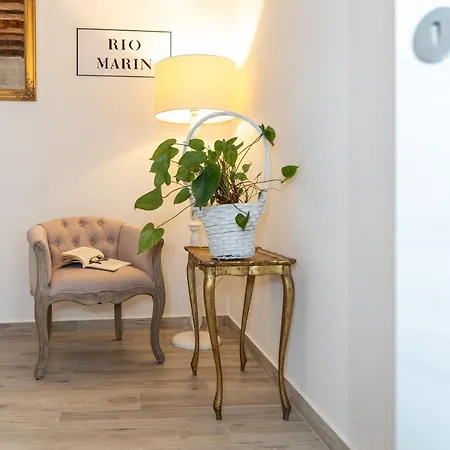 Downtown With Private Garden Apartment *
