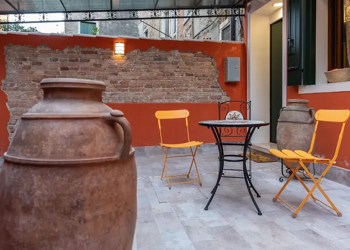 Con Giardino Privato, In Centro, Vicino Stazione Apartment